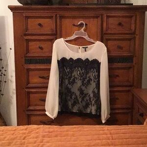 Women’s, new, extra large Daisy Fuentes polyester top with lace insert.